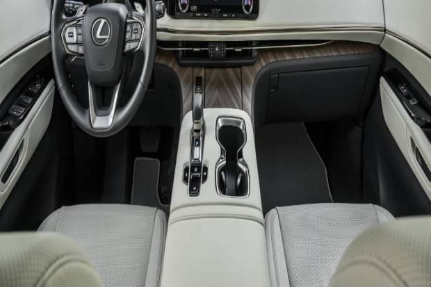 $!El puesto de conducción de la versión de cuatro plazas del Lexus LM