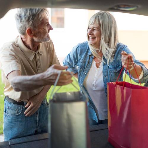 ¿Sabías que puedes ser multado por llevar los regalos de Navidad en el asiento trasero?