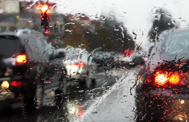 $!El tráfico con lluvia suele ser más peligroso