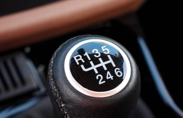 Qué significan las letras P, R, N y D en el cambio automático de un coche?