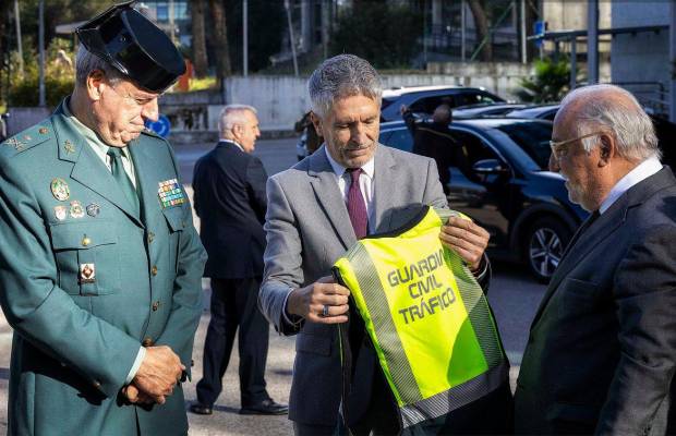 Grande-Marlaska presentando el nuevo chaleco airbag de la Guardia Civil