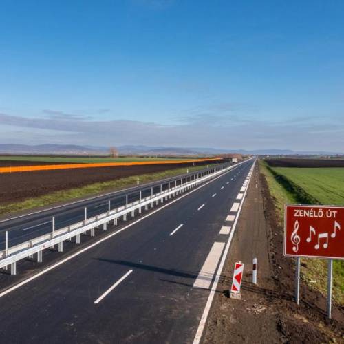 La entrada a la zona musical de la carretera en Hungría con la señal de tráfico