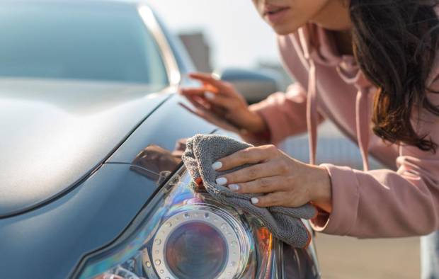 Cómo reparar arañazos del coche fácilmente con pintura en spray