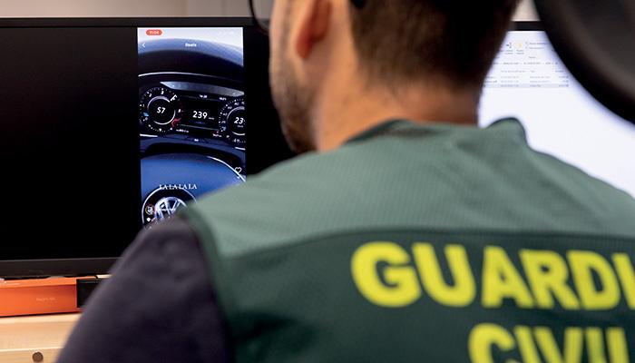 La unidad de la Guardia Civil que rastrea las redes sociales en busca de delitos viales