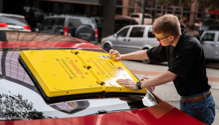 Este plástico amarillo puede conseguir que no te roben el coche