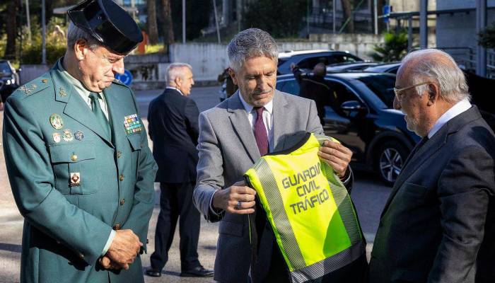 Grande-Marlaska presentando el nuevo chaleco airbag de la Guardia Civil