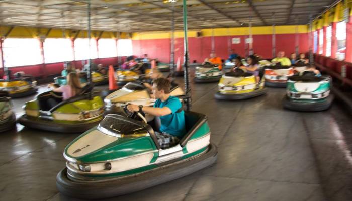 Coches de choque en una feria