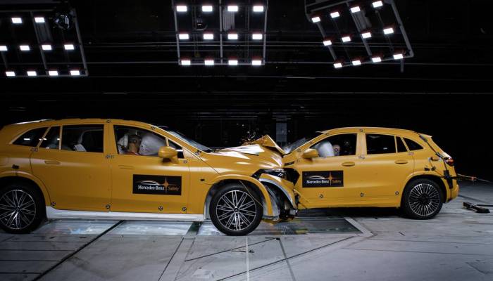 Prueba de choque entre dos modelos eléctricos de Mercedes-Benz