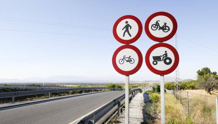 Algunas de las señales de tráfico más extrañas que te puedes encontrar en España