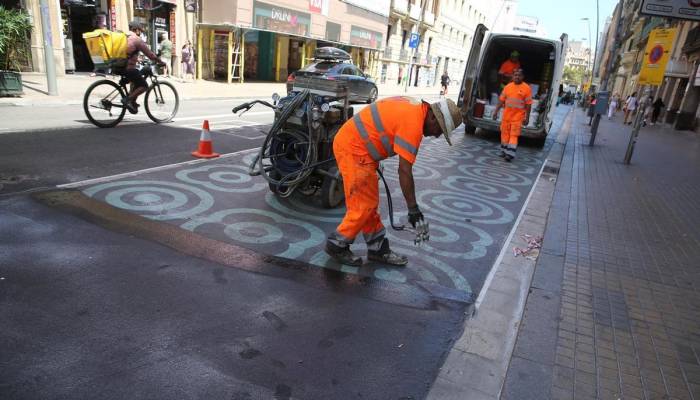 Collboni borra el urbanismo táctico dibujado por Colau en la calle de Pelai