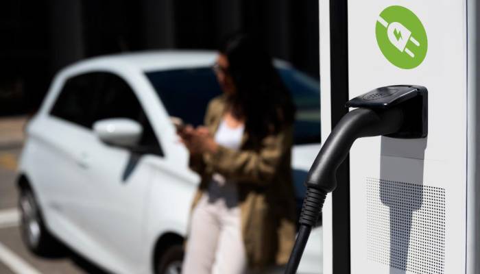 El precio del coche eléctrico de ocasión cae casi un 6% en el último año