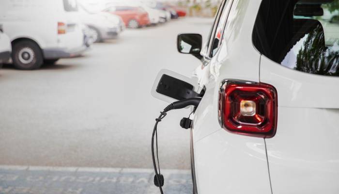 Las ventas de coches electrificados bajaron un 7% en marzo