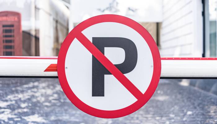 ¿Se puede prohibir la entrada de coches eléctricos e híbridos a un parking? Esto dice la ley