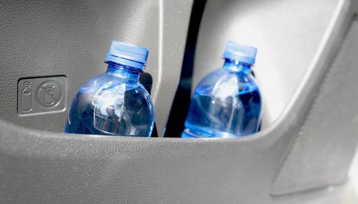 Este es el motivo por el que no deberías llevar una botella de agua en el coche