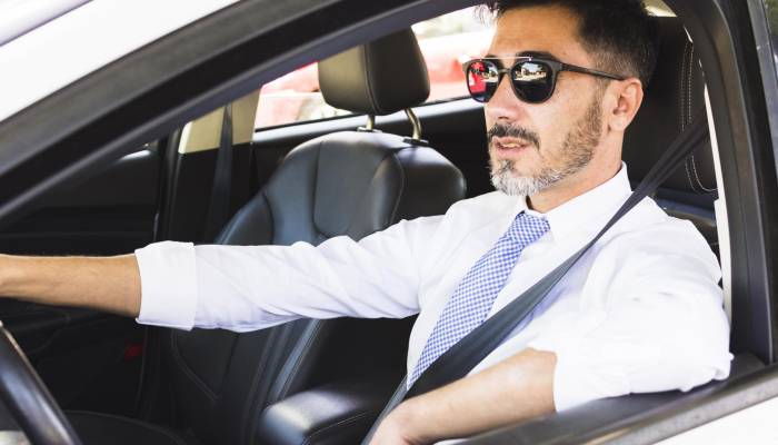 Es importante saber qué tipos de gafas de sol están permitidas al volante