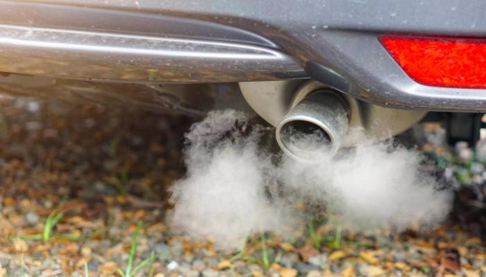 Si tu coche suelta humo blanco puede que debas preocuparte