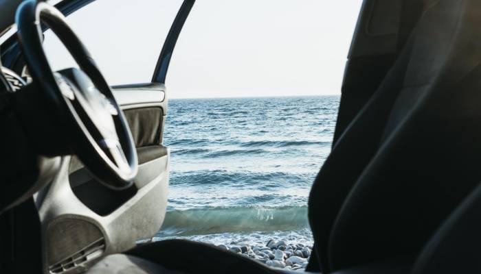 En verano se producen muchos viajes a la playa o zonas costeras