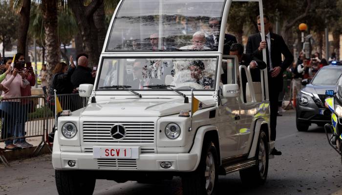 El difunto Papa Francisco subido en su Mercedes