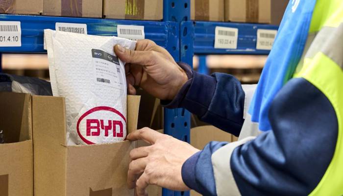 BYD abre su primer centro logístico de recambios en España