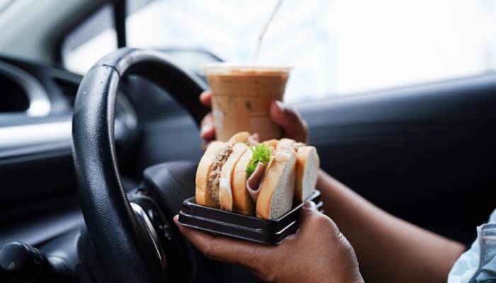 Comer y beber mientras conduces puede suponer una distracción