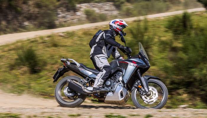 Honda XL750 Transalp: brilla en asfalto y sorprende en tierra