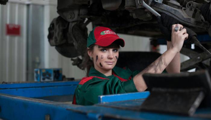 Los talleres se quedan sin manos: sueldos de hasta 36.000 euros anuales y miles de vacantes sin cubrir en España