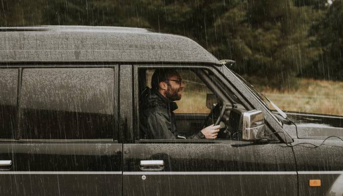Conducir bajo la lluvia: el enemigo invisible que multiplica los accidentes esta Semana Santa