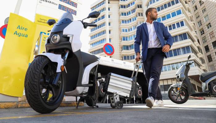 Llega a Canarias el servicio de intercambio de baterías de Acciona para los scooters de Silence