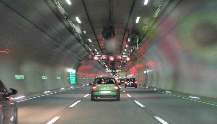 Los 6 consejos para conducir seguro en un túnel
