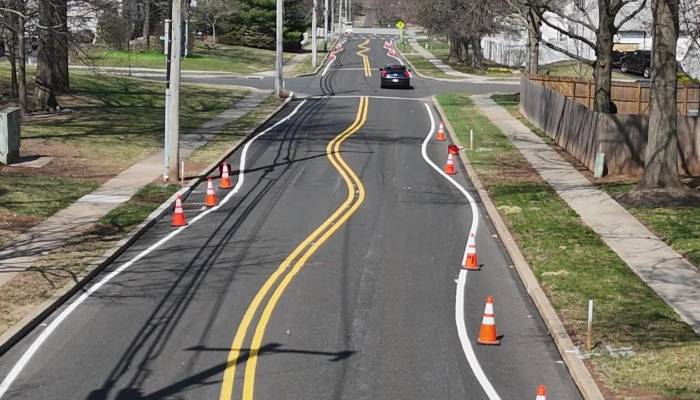 Las curiosas líneas amarillas irregulares de una carretera: son un paso más en la seguridad vial