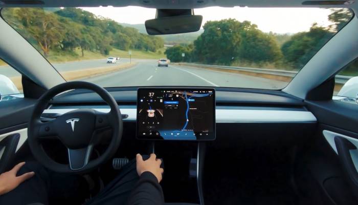 Vive la conducción autónoma de Tesla en primera persona