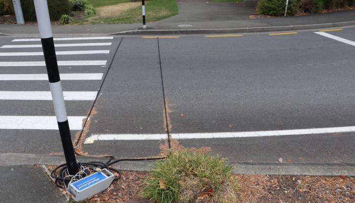 Los cables que se encuentran en algunas carreteras y generan dudas sobre para qué sirven