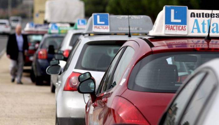 En Móstoles se han inventado una señal contra los coches de autoescuela