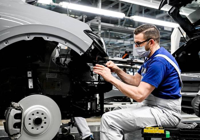 Un empleado de Volkswagen trabaja en una línea de montaje de coches eléctricos en la fábrica de vehículos Volkswagen (VW) en Zwickau, Alemania