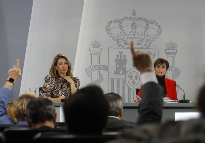 Las ministras de Transportes, Raquel Sánchez y Portavoz, Isabel Rodríguez; durante la rueda de prensa posterior a la reunión semanal del Consejo de ministros, este martes en Moncloa.