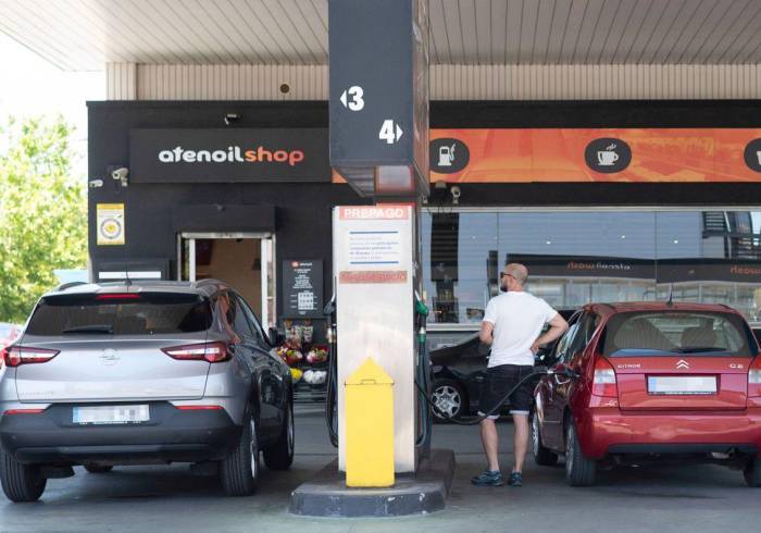 Multa de hasta 100 euros por no seguir las normas de la DGT a la hora de poner gasolina