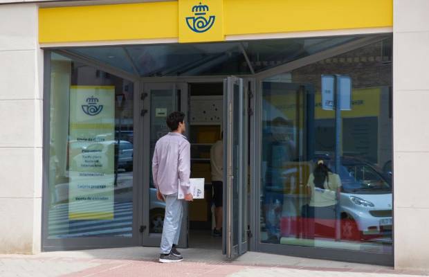 Todos los trámites de la DGT que puedes hacer en una oficina de Correos
