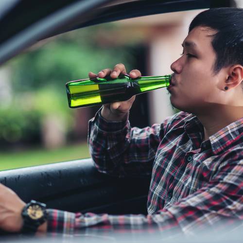 Estos conductores no pueden beber ni una gota de alcohol: la DGT te lo recuerda