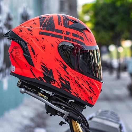 ¿Sabías que un casco caducado puede poner en riesgo tu vida?