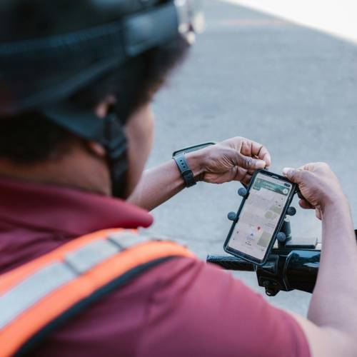 Los soportes para el teléfono en la moto son muy útiles y los hay de muchos tipos