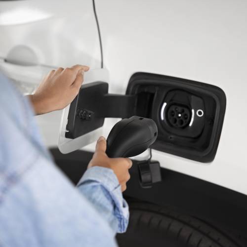 ¿Se puede cargar el coche mientras está lloviendo?