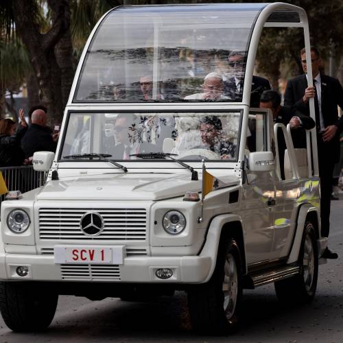 El difunto Papa Francisco subido en su Mercedes