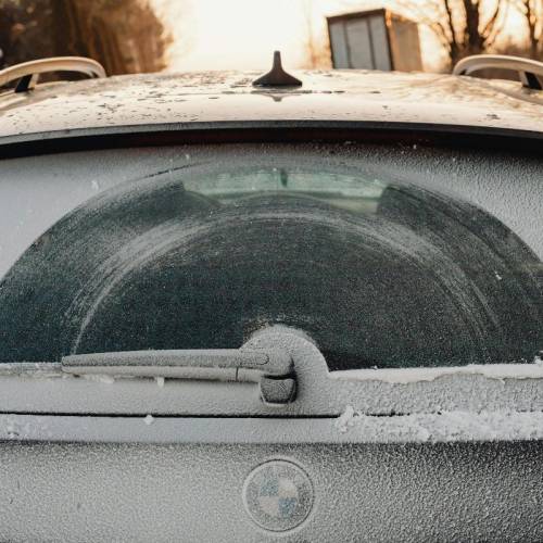 Los trucos infalibles para quitar el hielo del cristal del coche ahora que llega el frío y el invierno