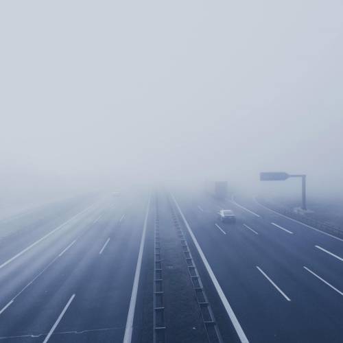 La niebla es un temporal complicado, pero la DGT ha publicado una serie de recomendaciones para conducir en estos casos