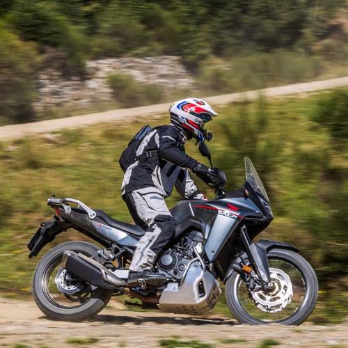 Honda XL750 Transalp: brilla en asfalto y sorprende en tierra