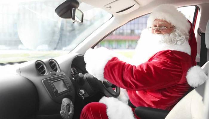 ¿Cuánto tardaría Papá Noel en repartir los regalos si fuese en coche?