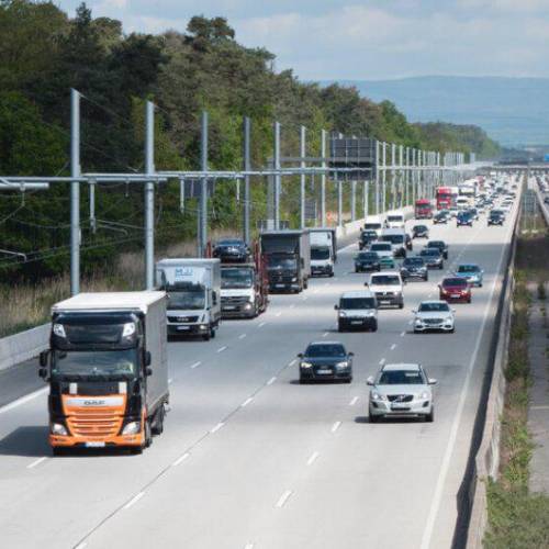 ¿Cargar el coche mientras conduces? Así funcionan las autopistas eléctricas