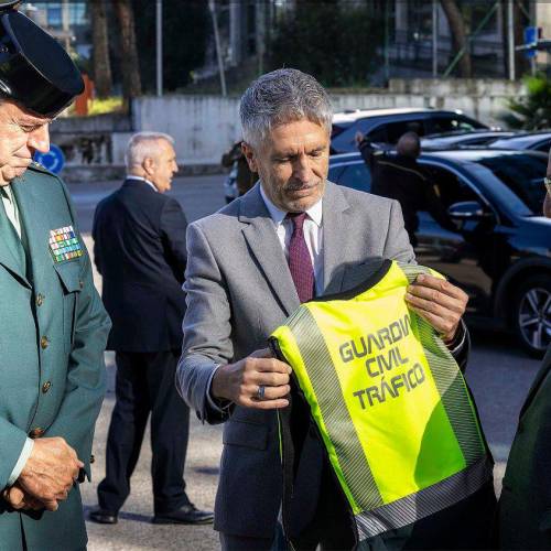 Grande-Marlaska presentando el nuevo chaleco airbag de la Guardia Civil