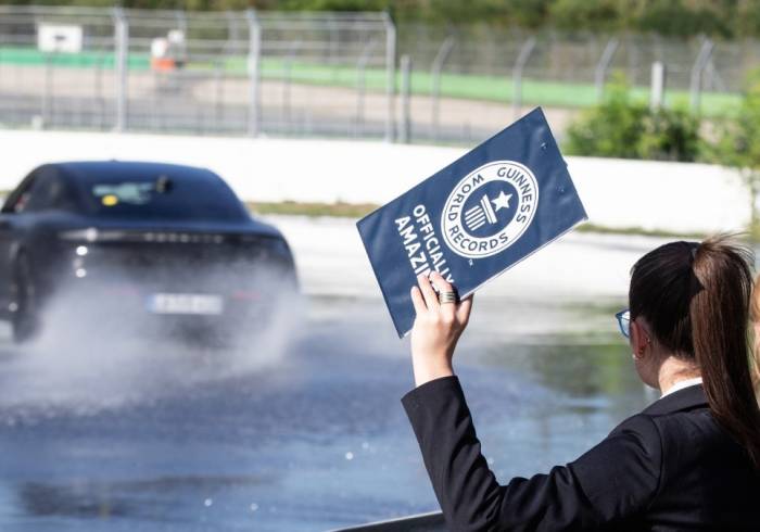 El Porsche Taycan entra en el Libro Guinness con un increíble derrape de 42 km