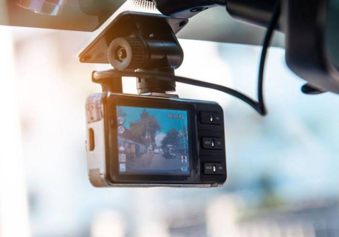 ¿Es legal llevar una cámara grabando en el coche?